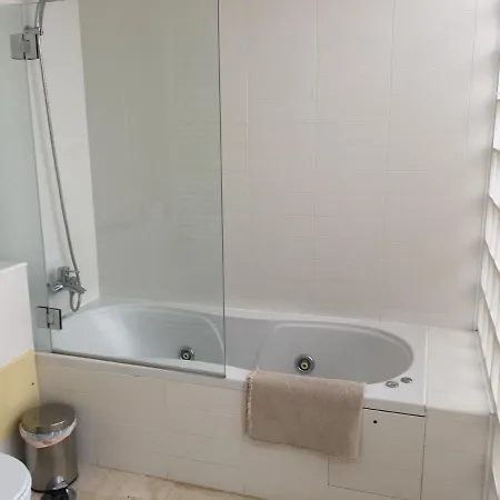 Townhouse Em Condominio Com Piscina E Jardim شقة *